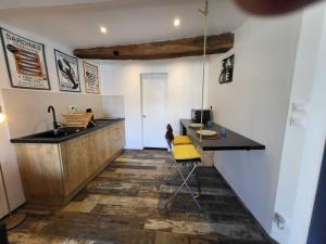 Køkken eller tekøkken på La Perle du Port + 20 billeder