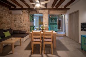 Posezení v ubytování Manor house Aman + 37 fotografií
