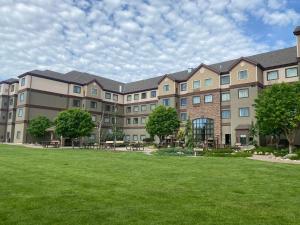 um grande edifício com um relvado em frente em Staybridge Suites Great Falls, an IHG Hotel em Great Falls