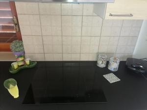 uma cozinha com um balcão preto com algumas plantas em mama home em Agrigento