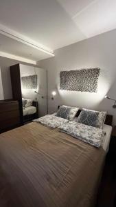 sypialnia z dużym łóżkiem i lustrem w obiekcie Apartament Willa Woda w Juracie