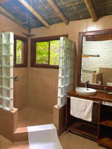 a bathroom with a sink and a shower at El Campito Lodge in Ayampe