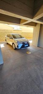 a car parked in a parking lot under a bridge at Apart. centro Ribeirão Hospital São Lucas in Ribeirão Preto