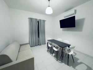 蒙特西爾瓦諾的住宿－Siliade Apartment，客厅配有沙发和桌子