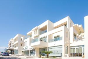 un edificio blanco con una palmera delante en Eden Lily- Luxurious Apartment with Sea View, en Rodas