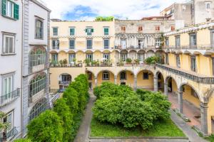 een steegje in een stad met gebouwen bij CloisterVista apartment in Napels
