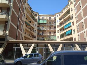維洛納的住宿－Residenza Locatelli，两辆汽车停在大楼前的停车场