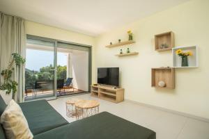 Posezení v ubytování Eden Sunflower - Luxurious Apartment with Sea View