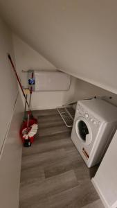 łazienka z pralką w pokoju w obiekcie Cozy apartment Milano Affori M3 w Mediolanie