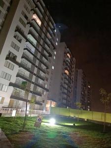 a city at night with tall buildings and a park at Hermoso dpto en condominio residencial en estreno in Paucarpata