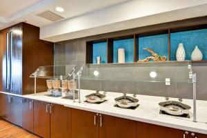 Kuchyň nebo kuchyňský kout v ubytování SpringHill Suites by Marriott Orlando Lake Buena Vista South