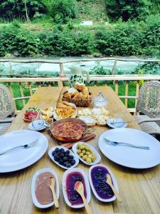 a table topped with plates and bowls of food at Seyridere bungalov in Çamlıhemşin