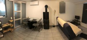 Zimmer mit einem Bett, einem Schreibtisch und einem Tisch in der Unterkunft Le pti logis in Laveyron