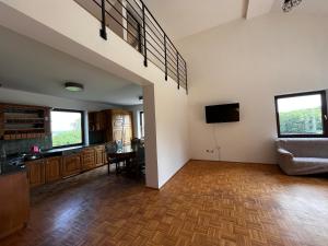 un soggiorno vuoto con divano e TV di Rooms and apartments Biš 