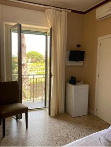 1 dormitorio con puerta que da a un balcón en B&B La Lampara en Castellabate