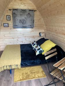 a room with a bed in a wooden cabin at POD nature in Chazelles