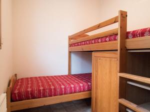 Säng eller sängar i ett rum på Appartement Lanslevillard, 3 pièces, 6 personnes - FR-1-508-11