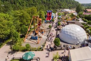 una vista aérea de un parque de atracciones con una montaña rusa en Lawendowy Dworek, en Bałtów