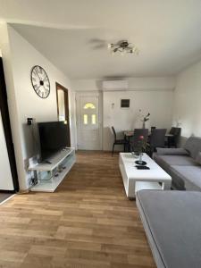 TV a/nebo společenská místnost v ubytování Holiday Home Lavanda