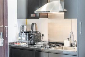 Kuchyň nebo kuchyňský kout v ubytování Cozy Studio in the heart of Dubai