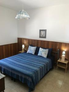 - une chambre avec un lit et une couette bleue dans l'établissement Apartment Seaview, à Santa Maria