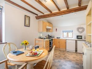 - une cuisine et une salle à manger avec une table et des chaises dans l'établissement John Fanner Barn - Uk37102, à Mellis