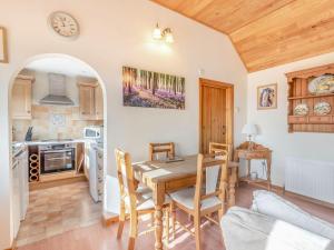 Bluebell Cottage - Uk36669 في Goulsby: مطبخ وغرفة طعام مع طاولة وكراسي خشبية