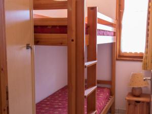 a bunk bed room with two bunk beds in a room at Appartement Aussois, 3 pièces, 6 personnes - FR-1-508-152 in Aussois