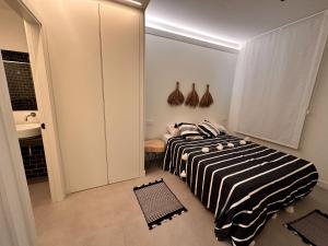 een slaapkamer met 2 bedden en een badkamer bij Segovia in Madrid