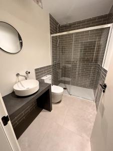een badkamer met een wastafel en een toilet bij Segovia in Madrid