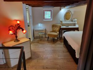 a bedroom with a bed and a desk and a sink at Duplex Chic Climatisé avec terrasse proche Comédie in Montpellier