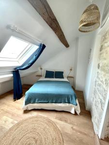 a bedroom with a bed and a window at Appartement Cottage au cœur de Nemours in Nemours