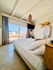 Schlafzimmer mit einem Bett und Meerblick in der Unterkunft Palazzo Matà Boutique Hotel in Taranto