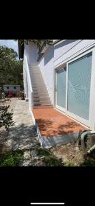 un bâtiment avec un escalier à côté d'une fenêtre dans l'établissement La Collina sul Mare, à Campo nell'Elba