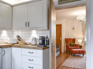 Kuchyň nebo kuchyňský kout v ubytování Daisy Cottage