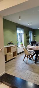 een woonkamer met een tafel en een keuken bij Chez Nous in Bastenaken
