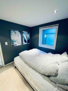 Postel nebo postele na pokoji v ubytování Cosy and family-friendly apartment on Landås with parking
