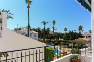 - un balcon offrant une vue sur la piscine dans l'établissement Lovely holiday home,Golf,Pool,Beach,What else!, à Orihuela Costa