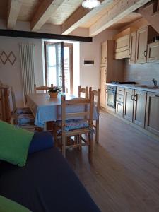 eine Küche mit einem Tisch und Stühlen im Zimmer in der Unterkunft Casa Elisa apartment in Armeno