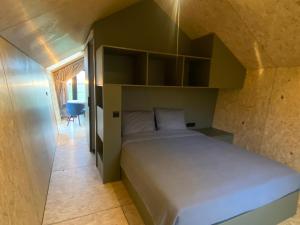 1 dormitorio con 1 cama grande en una habitación en Natuurhuisjes Lust en Last en Sommelsdijk