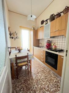 een keuken met een tafel en een eetkamer bij Casa vacanze "I due parchi" in Calatabiano