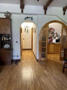 an empty room with an archway and a door at Casa DANIEL in Castel di Sangro
