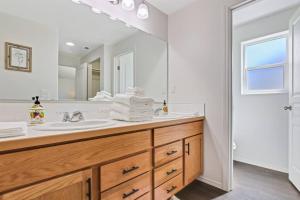 La salle de bains est pourvue d'un lavabo et d'un miroir. dans l'établissement Modern Sage Farmhouse Private 3 bedroom home, à Caldwell