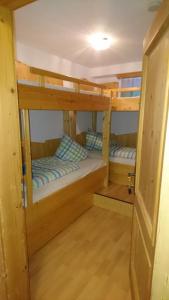 two bunk beds in a room with a door at Ferienwohnung Praißkopf Blick in Pfunds