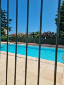 - Vistas a la piscina a través de una valla en Bel Appartement Frejus, en Fréjus