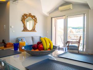 uma taça de fruta numa mesa numa sala de estar em Dionysia Premium Suites em Argostoli