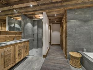 ein Badezimmer mit Dusche, Badewanne und Waschbecken in der Unterkunft Duplex spacieux pour 14 pers. avec sauna, terrasse et parking, au pied des pistes - Méribel Village - FR-1-566-11 in Les Allues