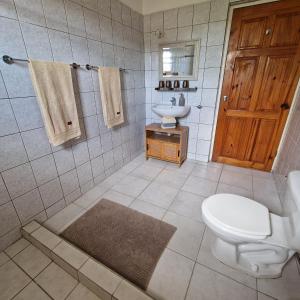 a bathroom with a toilet and a sink at Nos Soño Stay and Dive in Westpunt