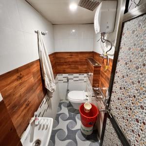 a bathroom with a toilet and a sink at Hotel Raghunandan Near Shree Ram Janambhumi in Ayodhya