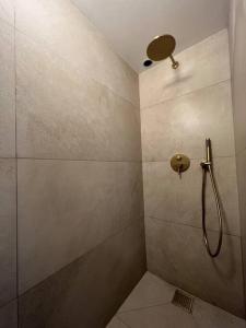een badkamer met een douche met een douchekop bij Bormes - Le Loft in Bormes-les-Mimosas